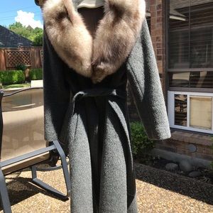 Vintage Windermere women’s overcoat. Fur collar